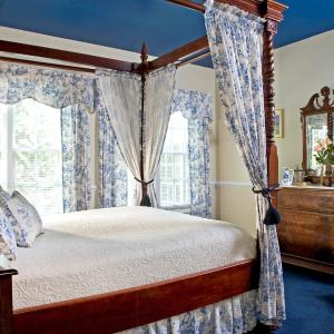 Queen Room with Private Bathroom