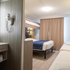 Quintuple Room (5 single beds)