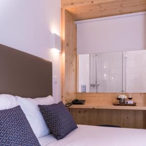 Deluxe Double Room with Balcony and River View