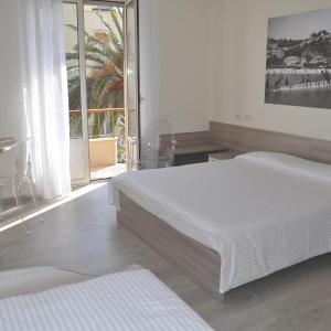 Double or Twin Room with Balcony and Lateral Sea View