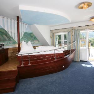 Romantic Suite with Sailboat style