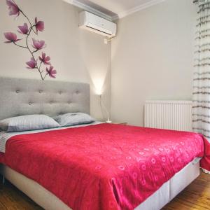 Luxury Maisonette with Private Yard and Balconies