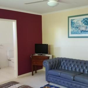 Queen Room with Private Bathroom - Sapphire