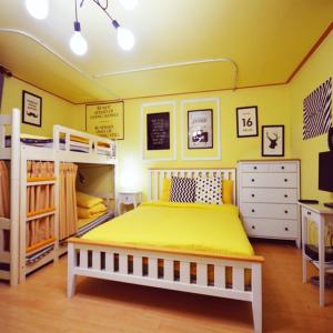 Family Studio (4 Adults)
