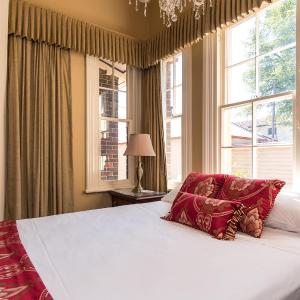 Deluxe Queen Suite
