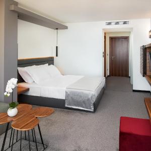 Deluxe Double Room with Side Sea View