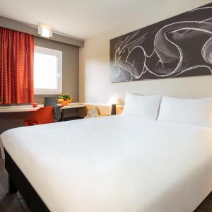 Standard Room with One Double Bed and One Single Bed
