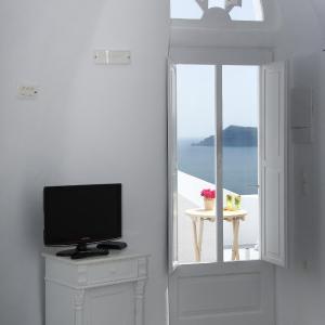 Traditional Cave Apartment with Side Caldera View
