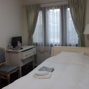 Basic Single Room with Shared Bathroom