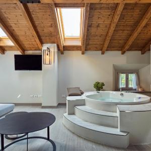 Deluxe Suite with Spa Bath