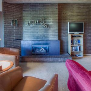 One-Bedroom Apartment with Sea View-306 - No Pets