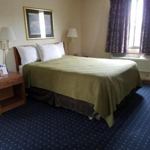 Standard 1 Queen Bed Non-Smoking