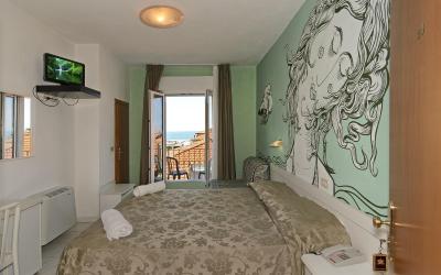 Camera Matrimoniale con Balcone e con Vista Mare Parziale