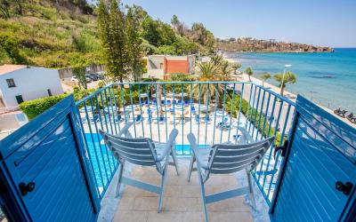 Camera con Balcone e Vista Piscina