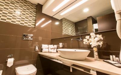 Camera Matrimoniale con Parcheggio Privato - Piano Terra