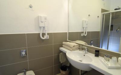 Camera Tripla Superior