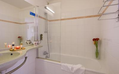 Chambre Lit Queen-Size Confort - Non-Fumeurs Chambre Lit Queen-Size Confort - Non-Fumeurs