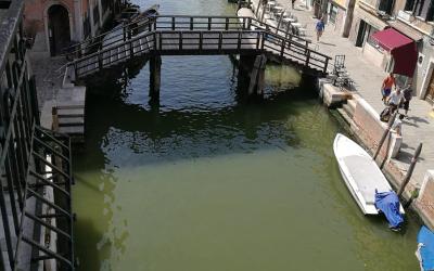 Camera Matrimoniale con Bagno in Comune e Vista Canale