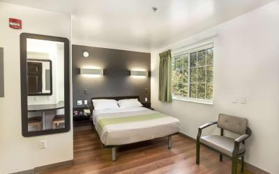 Modern Queen Room - Disability Access/Non-Smoking