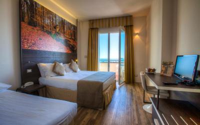 Camera Tripla Superior