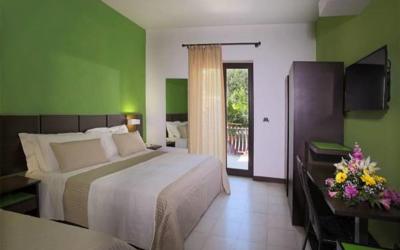 Camera Matrimoniale con Balcone e Vista Giardino