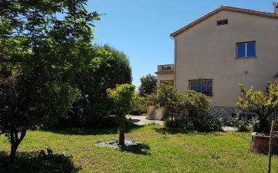 Chambre Lit Queen-Size avec Salle de Bains Commune Chambre Lit Queen-Size avec Salle de Bains Commune