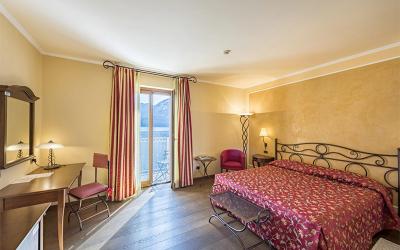 Camera Matrimoniale/Doppia con Letti Singoli con Vista Lago.