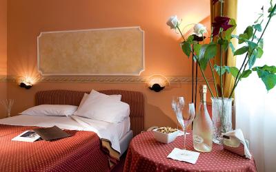 Camera Tripla Superior