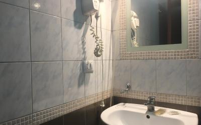 Camera Doppia con Letti Singoli e Bagno in Comune