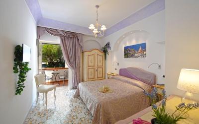 Camera Matrimoniale con Balcone e con Vista Mare Parziale