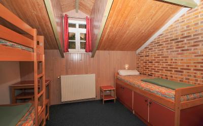 Lit Simple dans Dortoir Fu00e9minin de 3 Lits