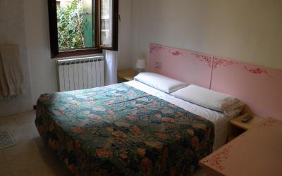 Camera Matrimoniale con Bagno in Comune - Dependance