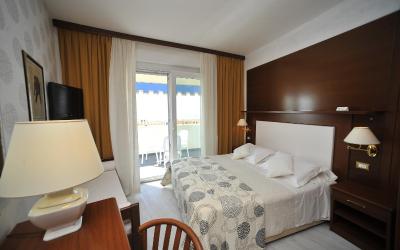 Camera Matrimoniale/Doppia con Letti Singoli con Balcone e Vista Mare Laterale