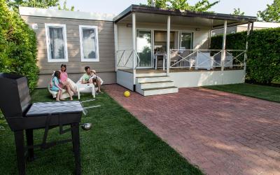 Casa Mobile con 2 Camere da Letto, Terrazza e Giardino (4 adulti)