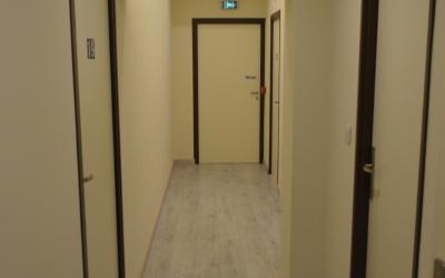 Deux chambres doubles/lits jumeaux adjacentes avec salle de bains communeu00a0-u00a0Accu00e8s par escalier uniquement