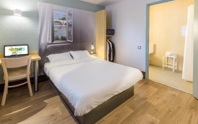 Chambre Double - Accessible aux Personnes u00e0 Mobilitu00e9 Ru00e9duite Chambre Double - Accessible aux Personnes u00e0 Mobilitu00e9 Ru00e9duite