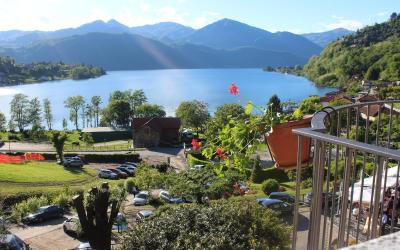 Camera Matrimoniale con Balcone e Vista Lago