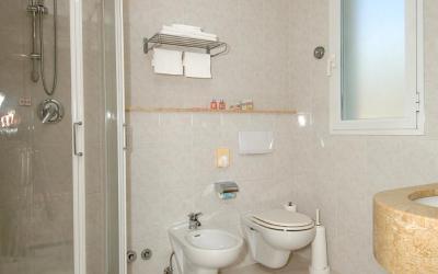 Camera Matrimoniale con Balcone e con Vista Mare Parziale