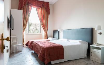 Camera Tripla Superior