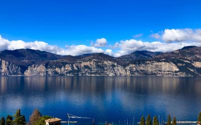 Camera Matrimoniale con Bagno Privato Esterno, Balcone e Vista Lago
