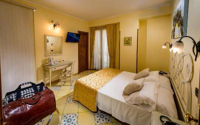 Camera Matrimoniale con Balcone e Vista Mare Laterale