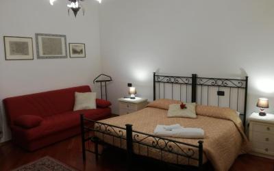 Camera Matrimoniale con Bagno in Comune 