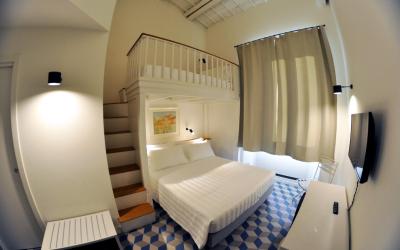 Camera Tripla Superior