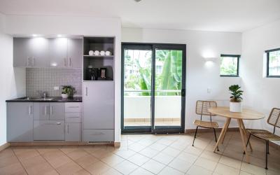 Pool View Suite - Free Wifi & Parking