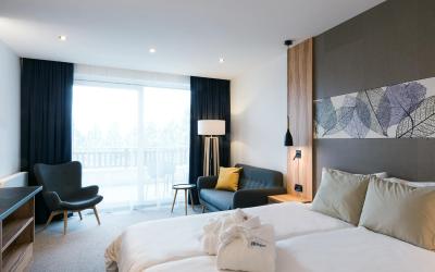 Camera Matrimoniale con Balcone e Vista Piscina