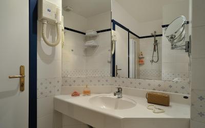 Camera Matrimoniale/Doppia con Letti Singoli con Vista Mare Laterale