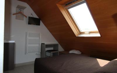 Petite Chambre Double Standard Mansardu00e9e avec Toilettes Communes Petite Chambre Double Standard Mansardu00e9e avec Toilettes Communes
