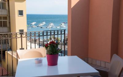 Camera Quadrupla Superior con Vista Mare