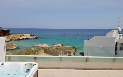 Attico con Vasca Idromassaggio e Vista Mare