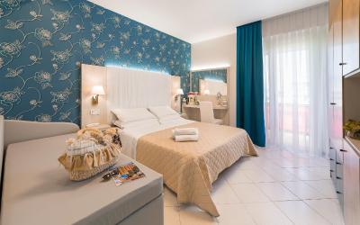 Camera Tripla Economy